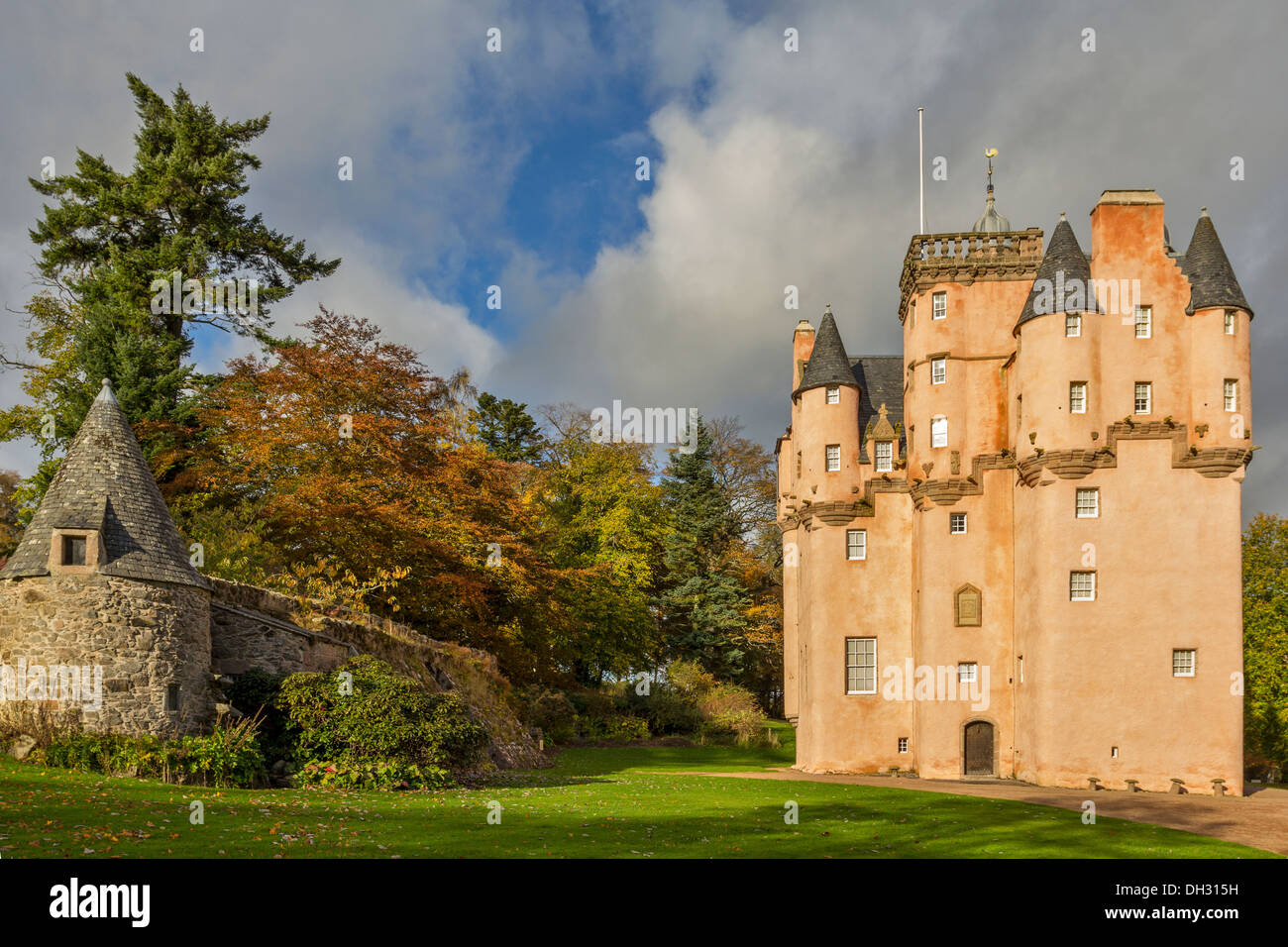 Un conte de CRAIGIEVAR CASTLE TOURELLES ROSE DANS ABERDEENSHIRE ECOSSE ENTOURÉ PAR DES ARBRES D'AUTOMNE Banque D'Images