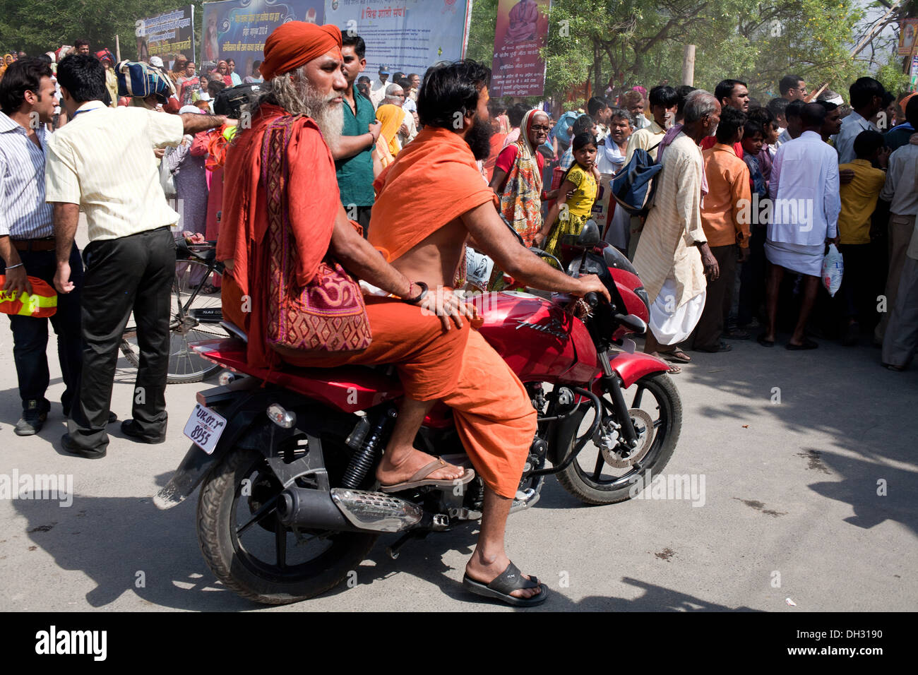 Sadhus indiens sur l'Asie Inde Uttarakhand Haridwar moto Banque D'Images