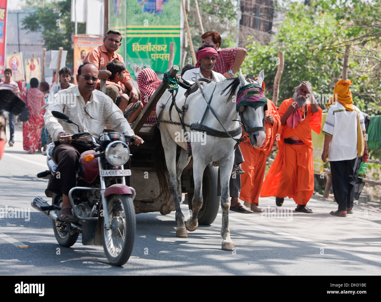 Panier cheval et l'homme sur la moto sur la rue de l'Asie l'Inde Uttarakhand Haridwar Banque D'Images