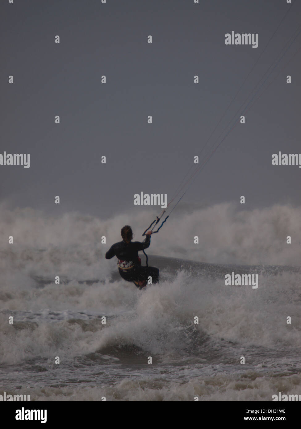 Kite surfer en hiver, Westward Ho !, Devon, UK Banque D'Images