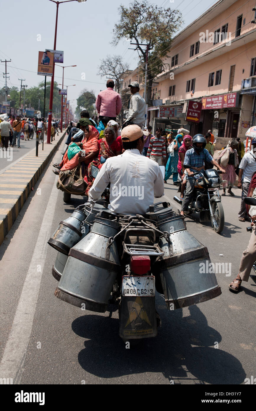 Des bidons de lait sur moto sur la rue de l'Asie l'Inde Uttarakhand Haridwar Banque D'Images