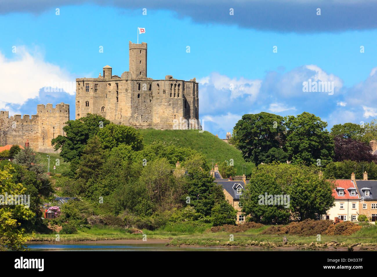 La ville historique et le château à Warkworth sur la rivière Coquet, Northumberland, Angleterre Banque D'Images