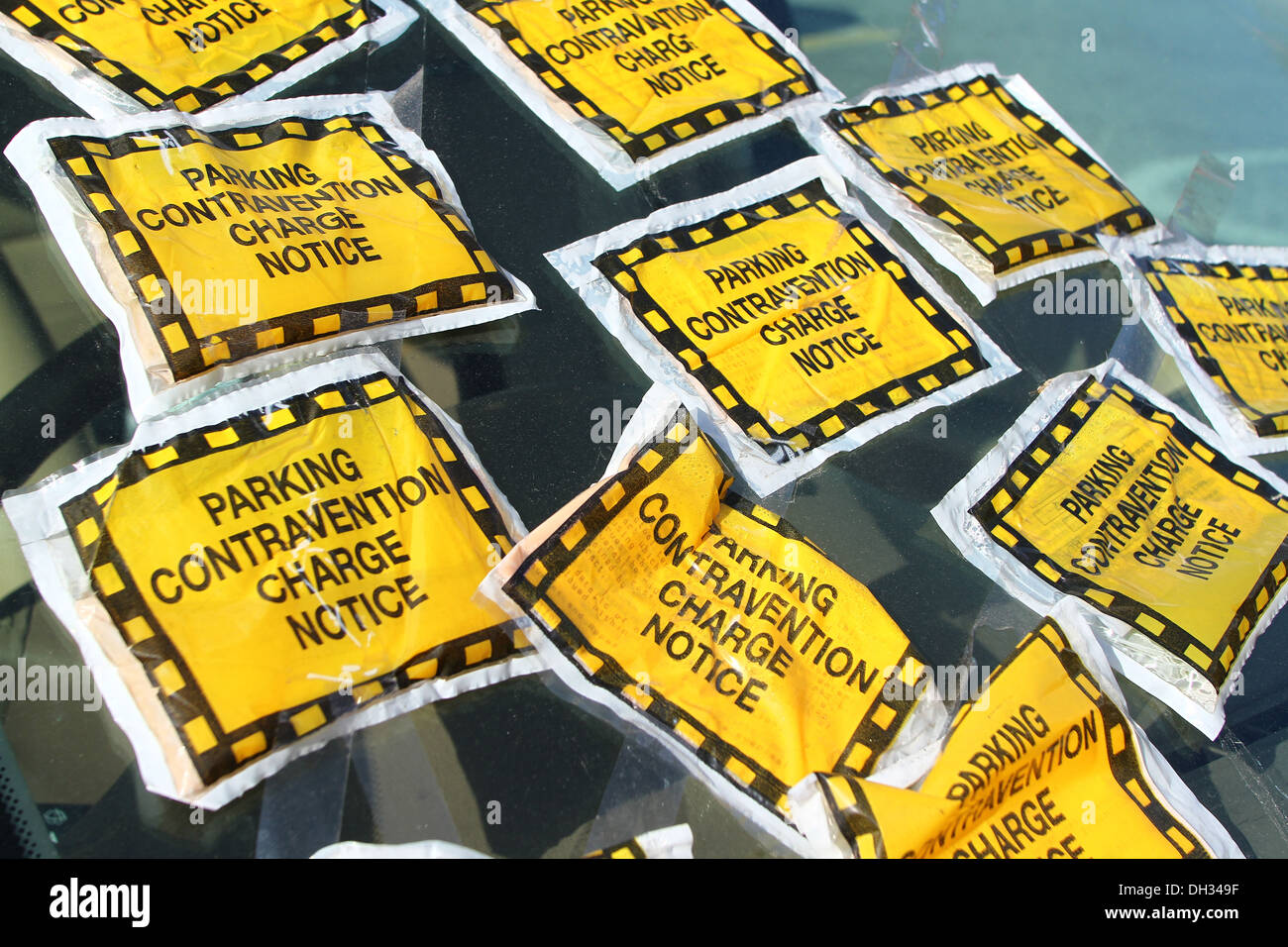 Une voiture en stationnement illégal avec plusieurs tickets de parking Banque D'Images