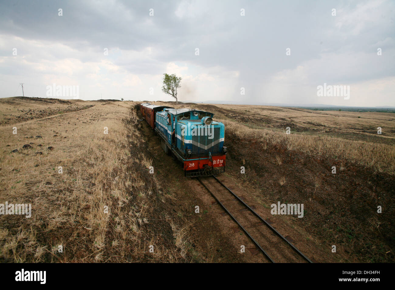 Train diesel moteur sur ligne de chemin de fer à Miraj Maharashtra Inde Asie Banque D'Images