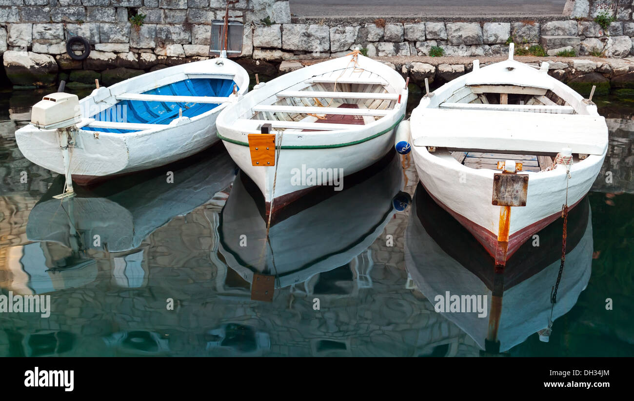 Trois bateaux de pêche en bois blanc rester amarré à Perast ville, Monténégro Banque D'Images
