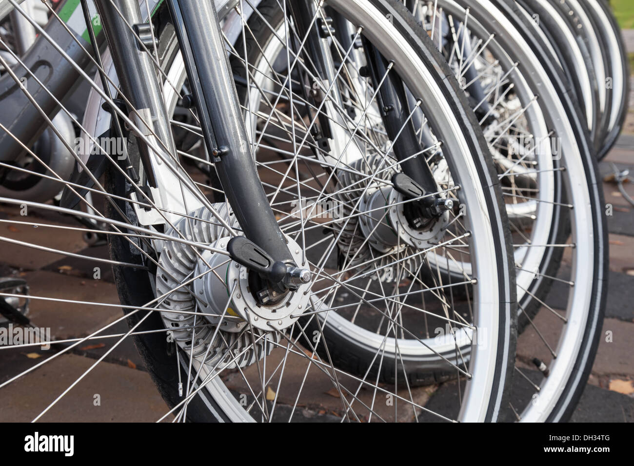 Gris moderne des vélos à louer dans une rangée sur un parking gratuit Banque D'Images