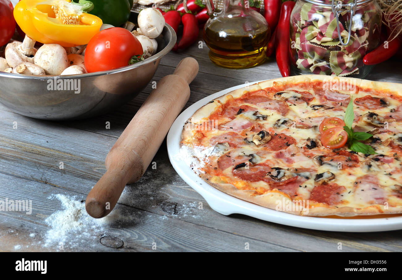 La pizza italienne avec un jambon et champignons Banque D'Images