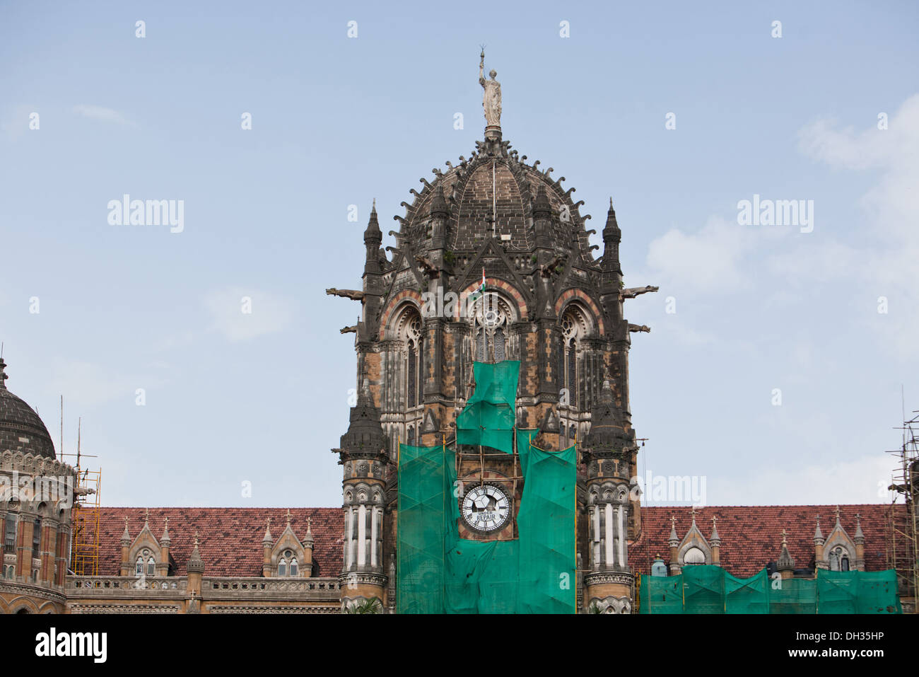 Station de réparation sous VT l'horloge Chattrapati Shivaji Mumbai Maharashtra Inde Asie Banque D'Images