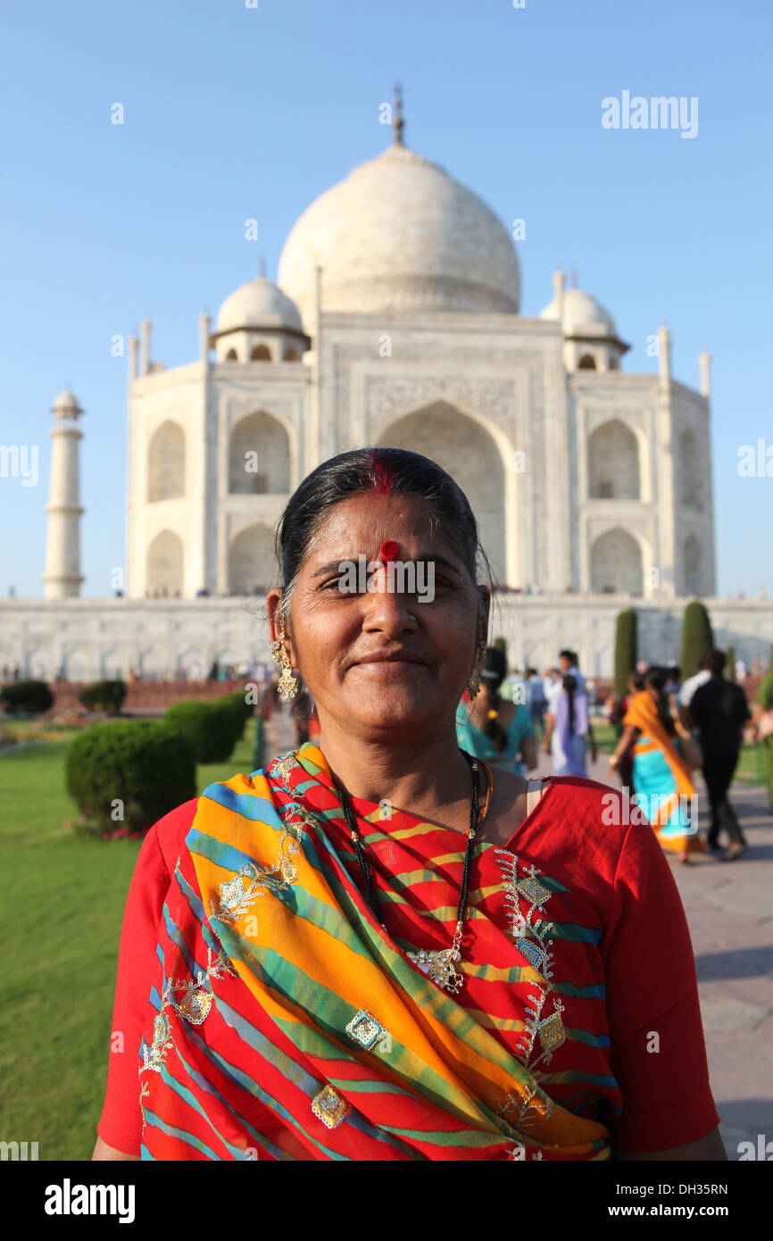 Femme indienne dans un sari en face du Taj Mahal, Agra, Uttar Pradesh, Inde, Asie Banque D'Images