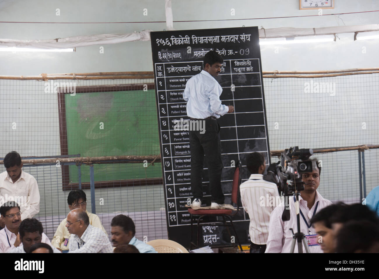 Les résultats de l'élection en cours d'écriture par devoir électoral des représentants de centres de dépouillement sur tableau noir Mumbai Maharashtra Inde Asie Banque D'Images