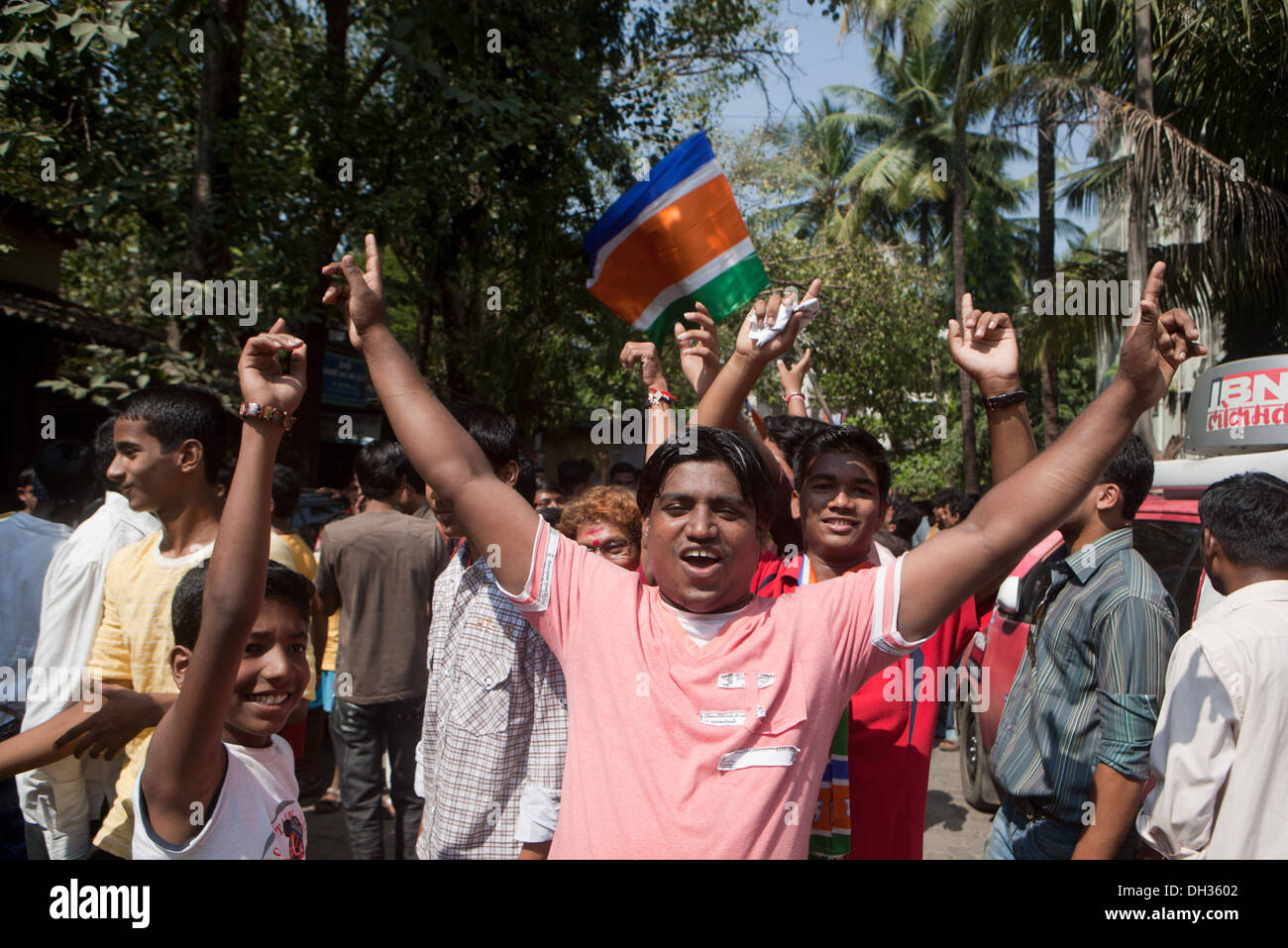 La danse des hommes partisans criant des slogans célébrant la victoire du candidat Parti politique MNS Mumbai Maharashtra Inde Asie Banque D'Images