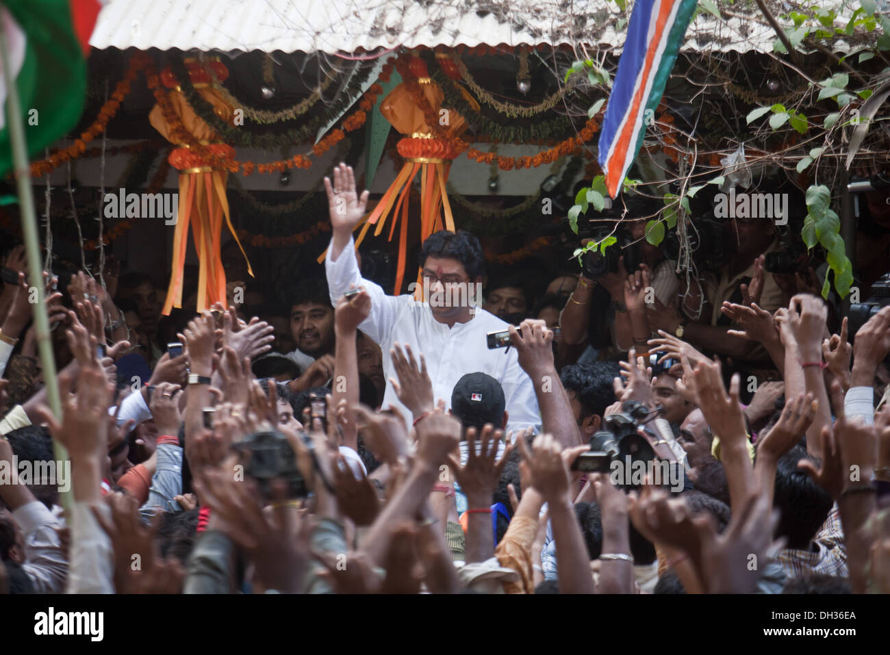 Raj Thackeray chef du Maharashtra Navnirman Sena forme aux partisans Maharashtra Inde Asie Banque D'Images
