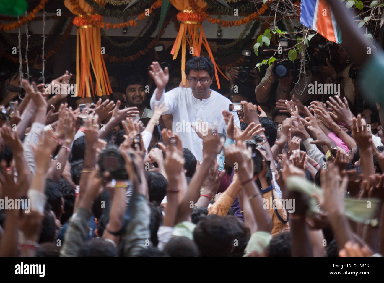 Raj Thackeray Chef du Maharashtra Navnirman Sena en agitant à Maharashtra Inde Asie les partisans de la MNS Banque D'Images