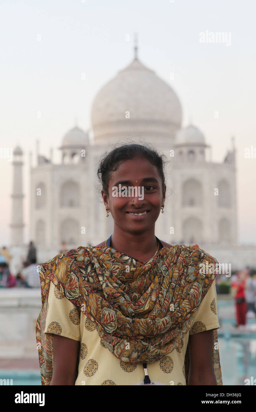 Jeune femme indienne dans un sari en face du Taj Mahal, Agra, Uttar Pradesh, Inde, Asie Banque D'Images