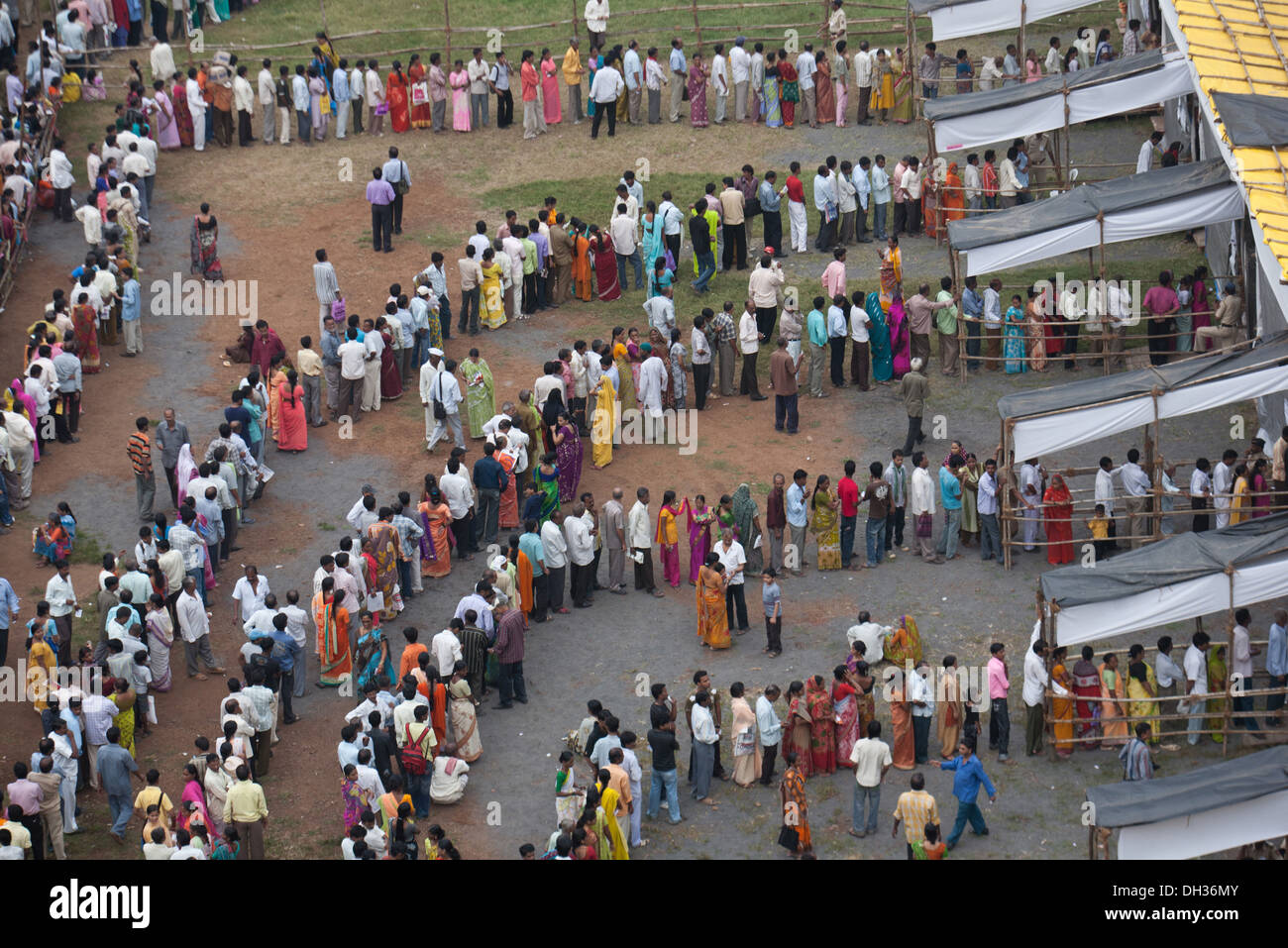 File d'attente au bureau de vote Bombay Mumbai Maharashtra Inde Asie Indien vote élections asiatiques Banque D'Images