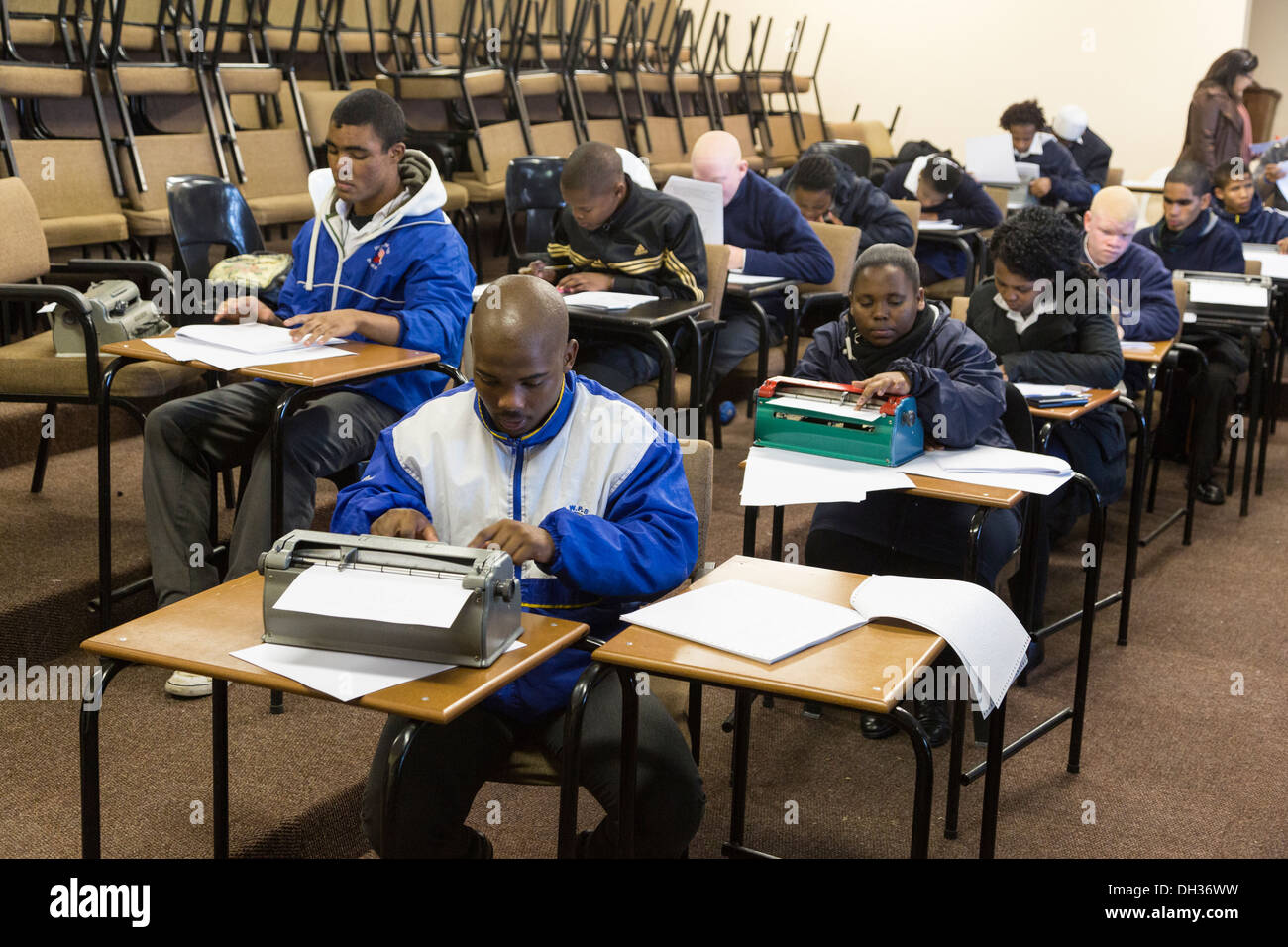 L'Afrique du Sud, Cape Town. Les étudiants aveugles, tapant sur surveillante ou lecture Braille avec les doigts. Banque D'Images