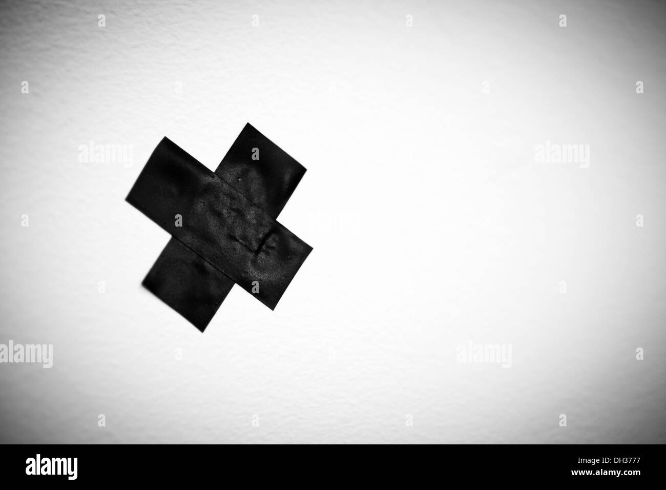 Patché le trou dans le mur avec du ruban électrique Banque D'Images