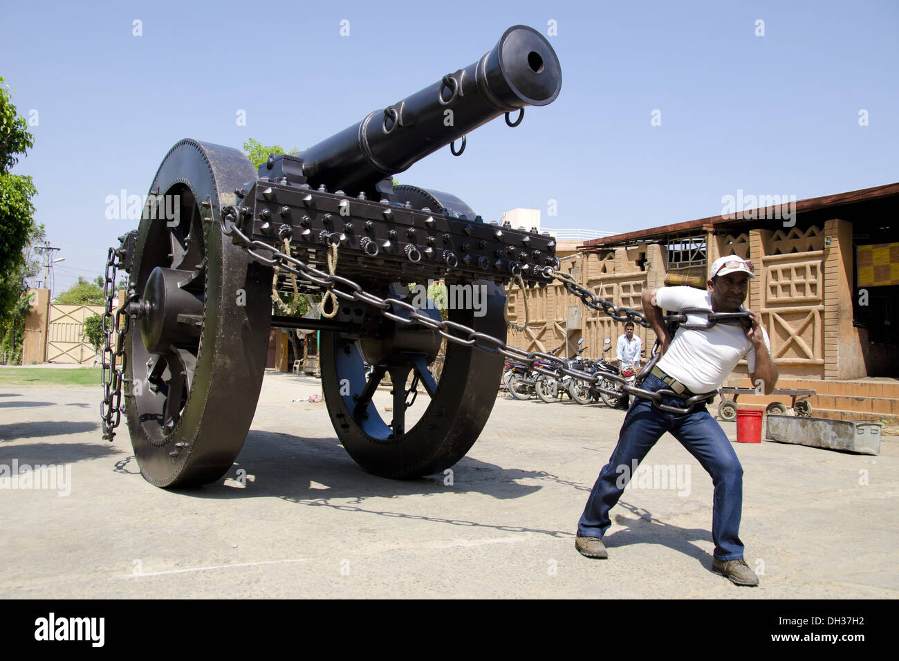 Petit homme tirant en acier de gros Cannon Banque D'Images
