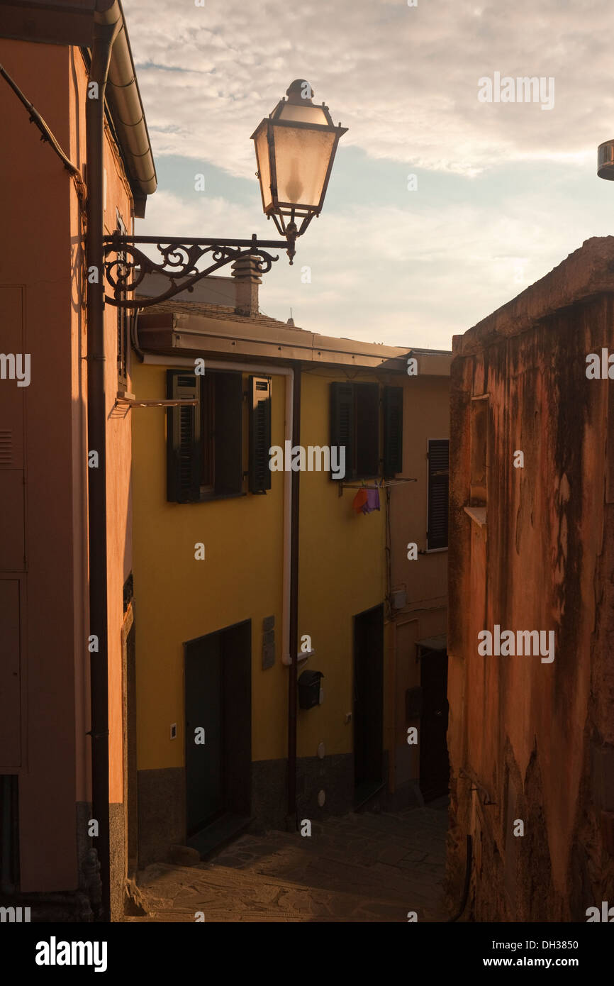Une vue sur la rue toscane dans le soleil et l'ombre Banque D'Images