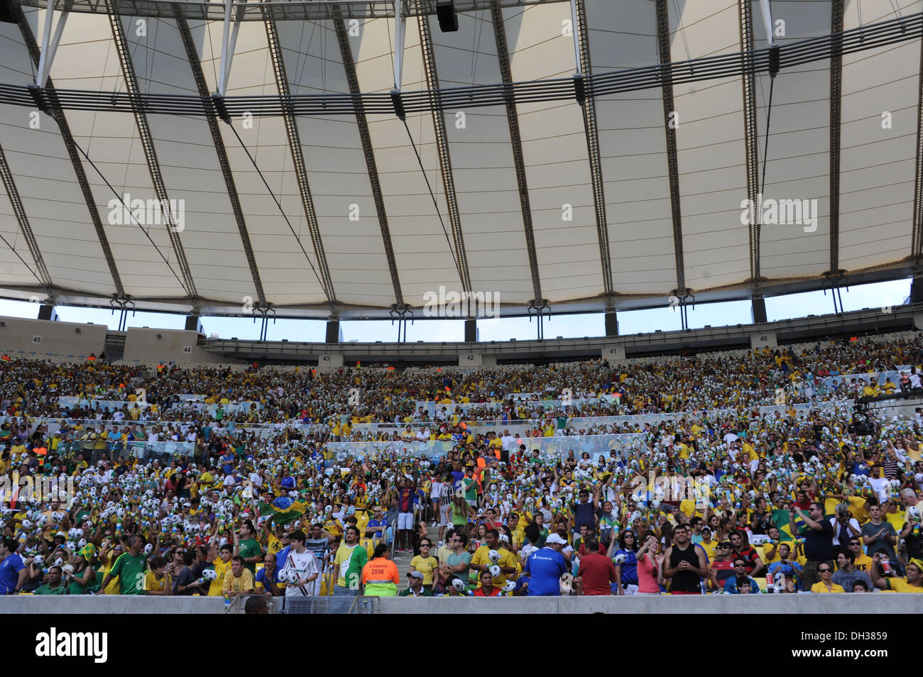 Les fans dans le stade. Brésil v Angleterre match de football, du stade Maracana, Rio de Janeiro, Brésil. 2 juin 2013. Banque D'Images