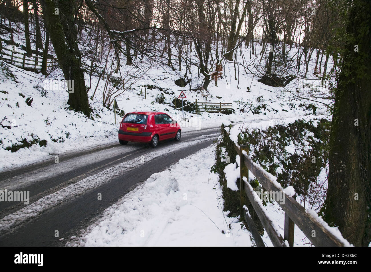 Une route de la lande dans la neige près de Becky Falls, Manaton, parc national de Dartmoor, Devon, Grande-Bretagne. Banque D'Images