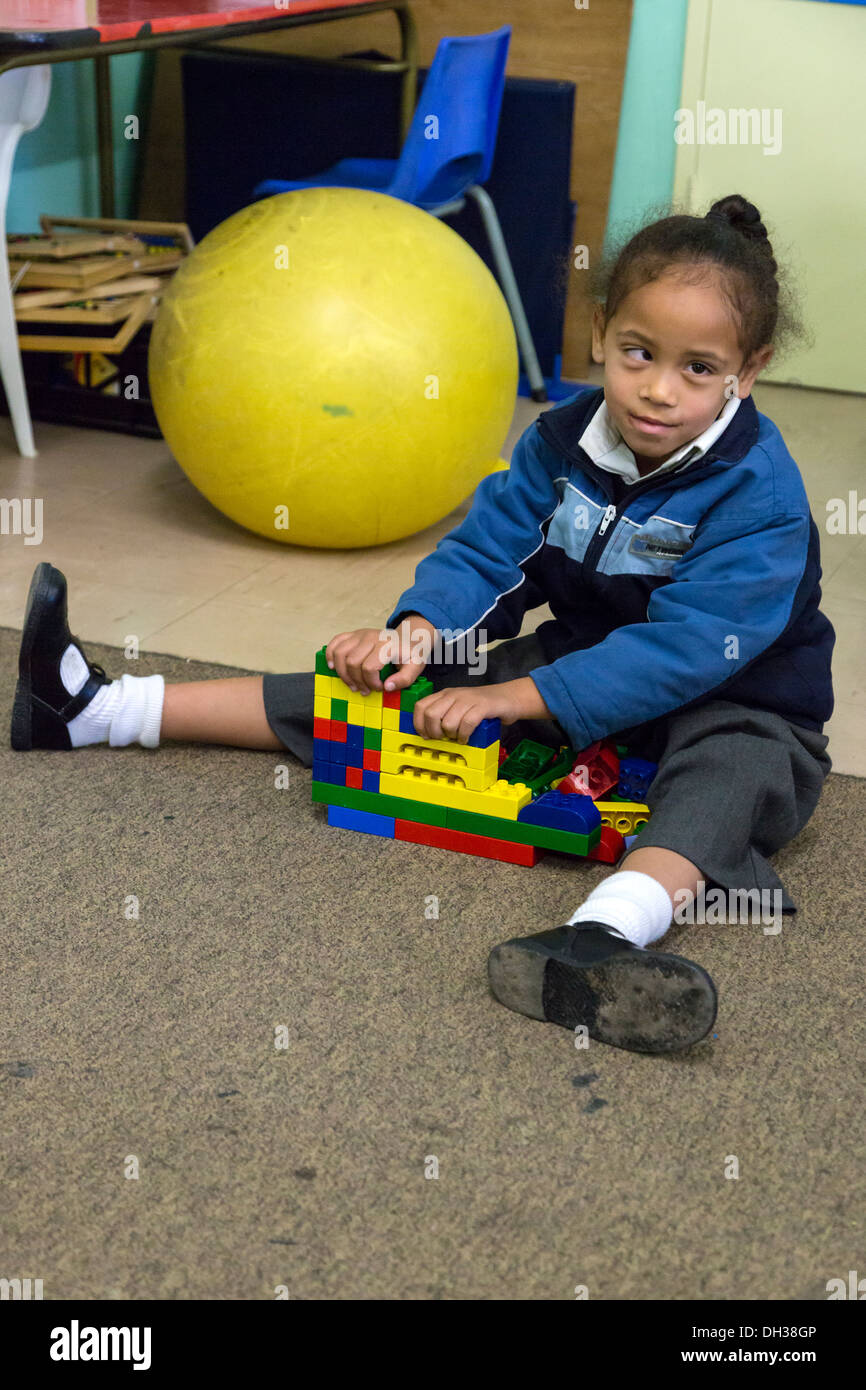 L'Afrique du Sud, Cape Town. Les déficients visuels une fille dans l'école pour aveugles d'Athlone. Elle souffre d'amblyopie, ou oeil paresseux. Banque D'Images