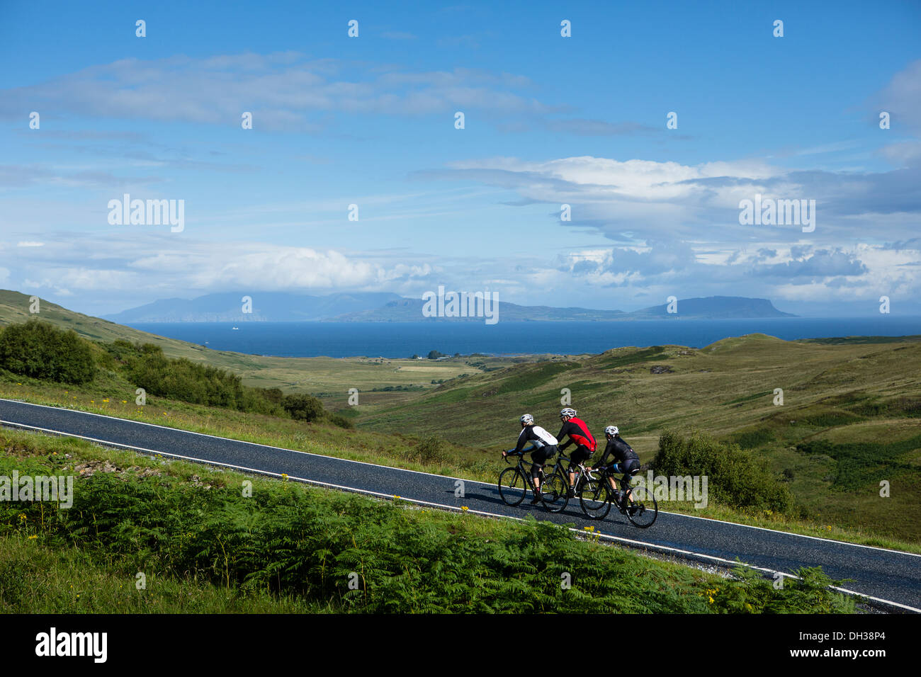 Trois cyclistes roulent un chemin dans les Highlands, Ecosse, Royaume-Uni Banque D'Images