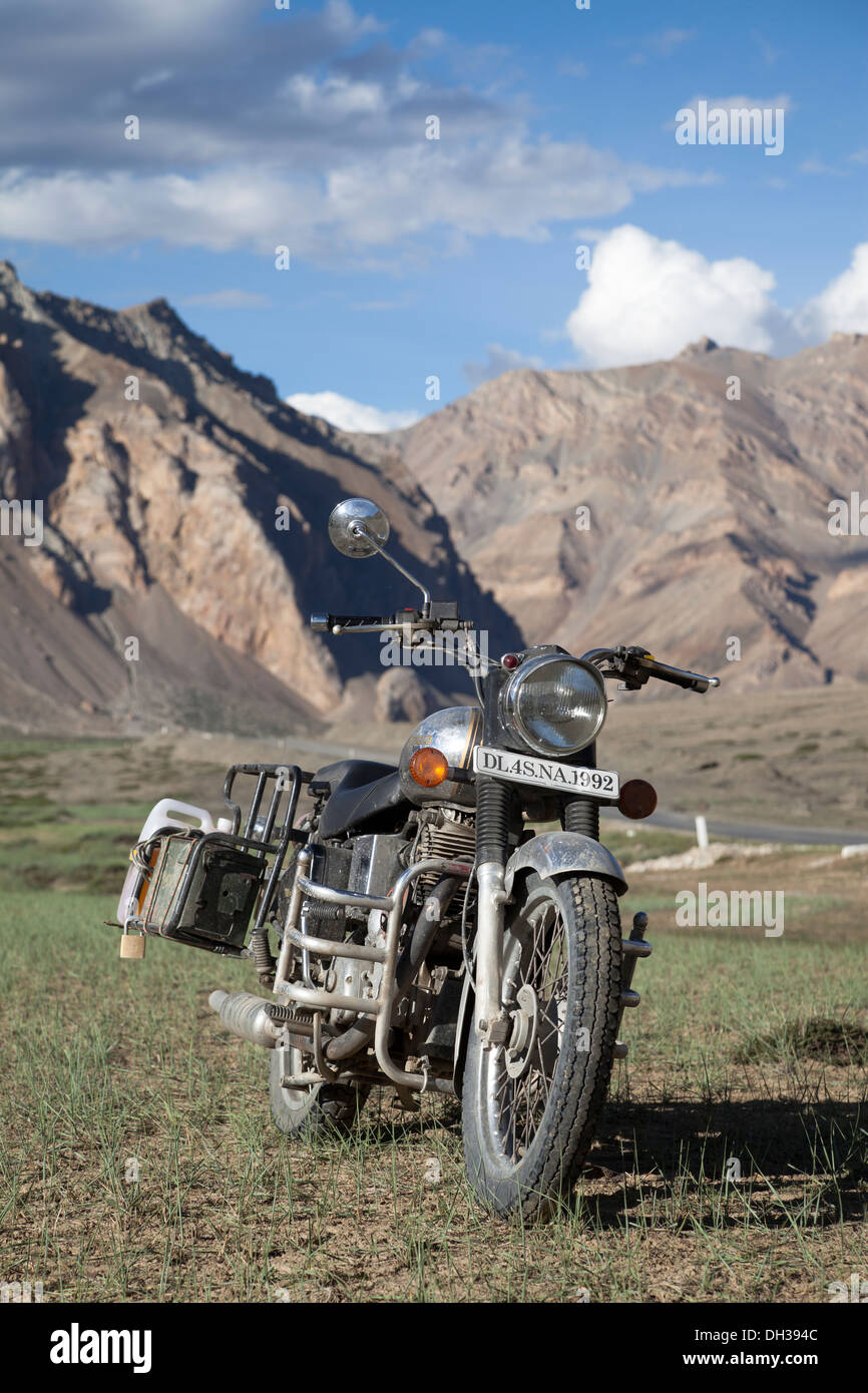 Moto royal enfield indienne fabriqués sur l'Leh, Ladakh, route sarchu, dans  le nord de l'Inde Photo Stock - Alamy