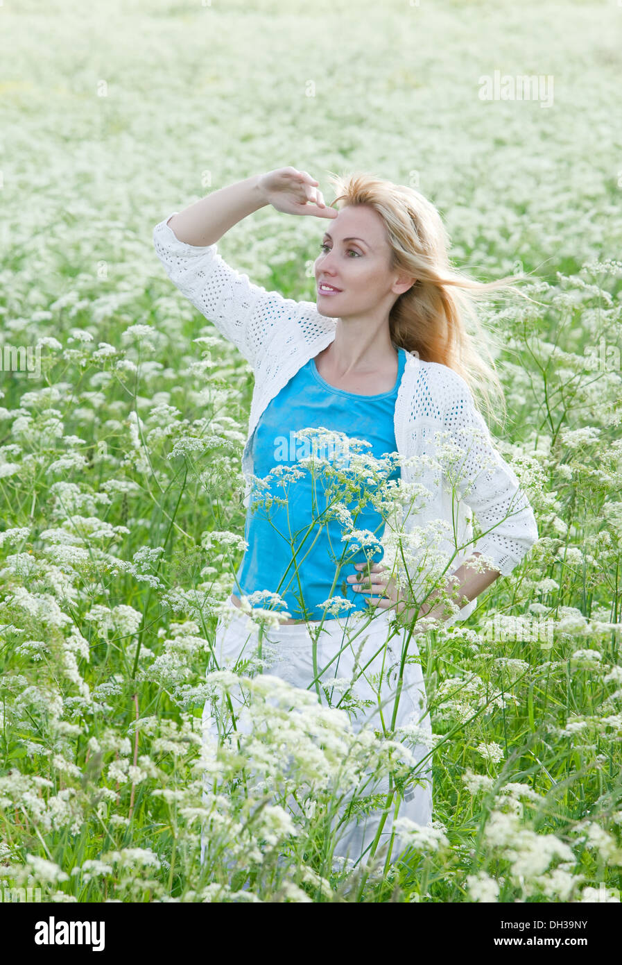 Femme dans le domaine de l'white fleurs sauvages Banque D'Images