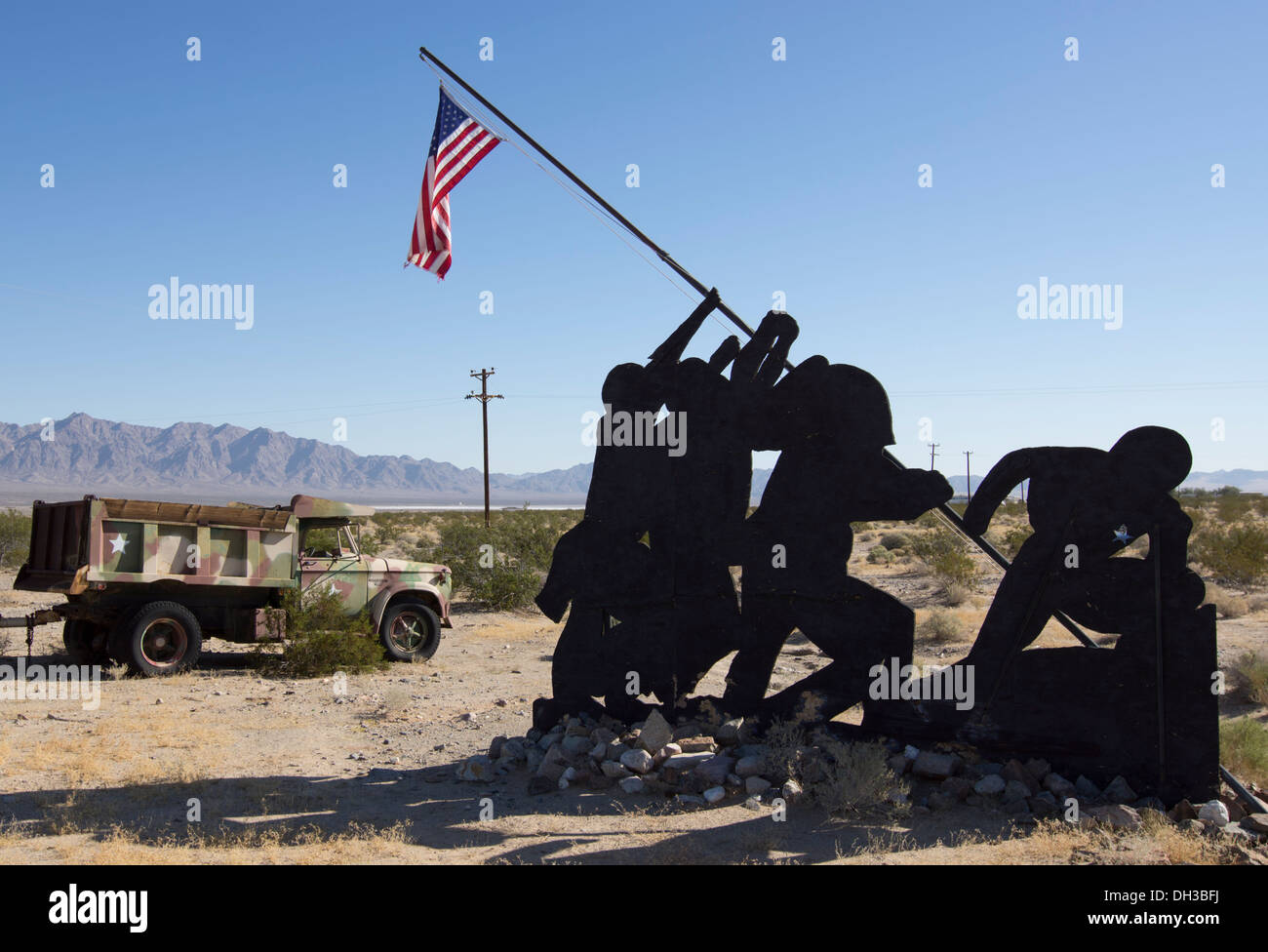 Iwo Jima Memorial routière près de vingt neuf paumes, Californie ont fait de bois coupe imitant le monument de Washington, DC. Banque D'Images