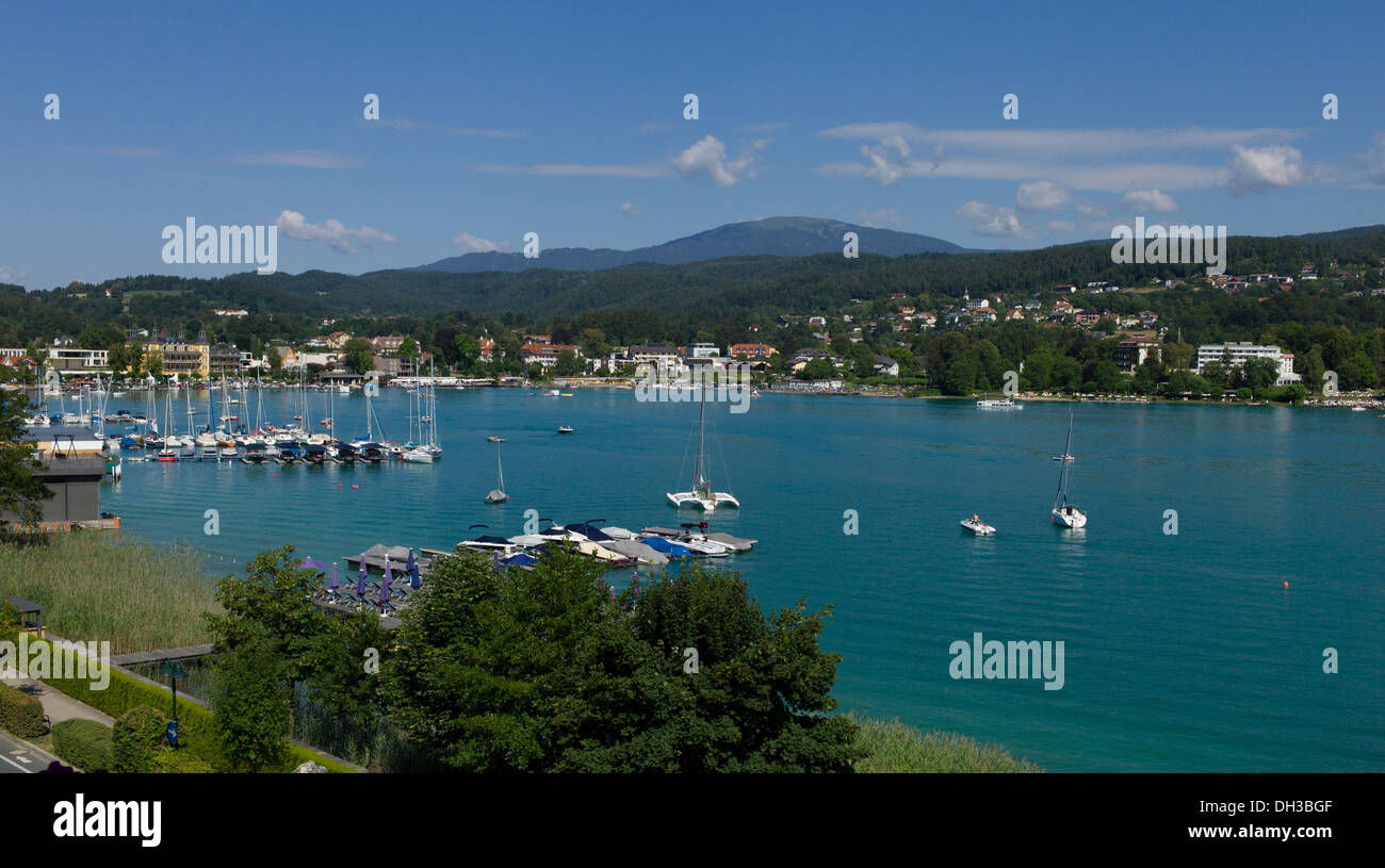 Une vue sur le lac animé à Velden Am Worthersee en Autriche Carinthie Banque D'Images