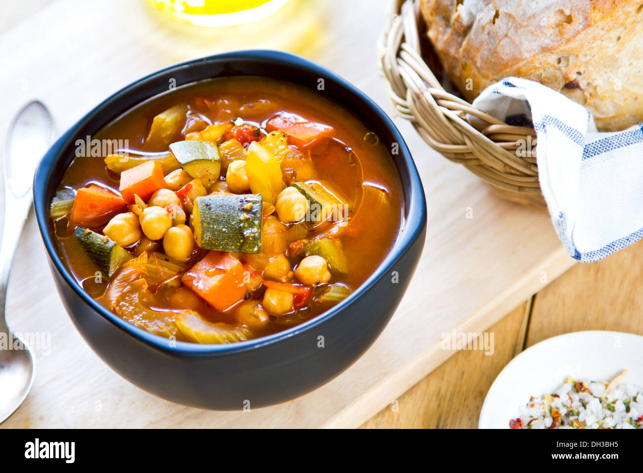 Soupe de légumes avec le pois chiche par pain Banque D'Images