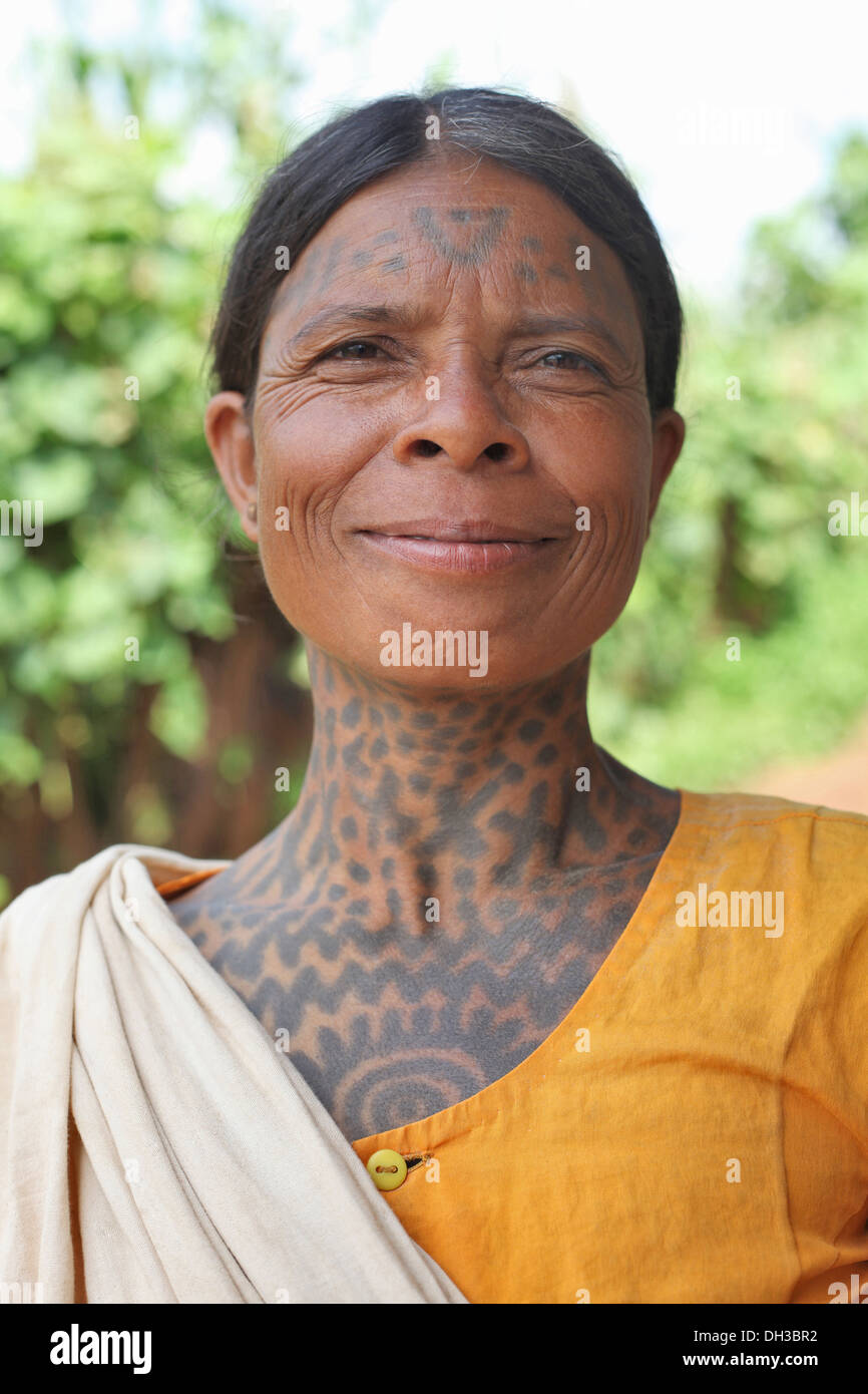 Femme Tatouée Visage Tatouage du visage Banque de photographies et d'images à haute résolution -  Alamy
