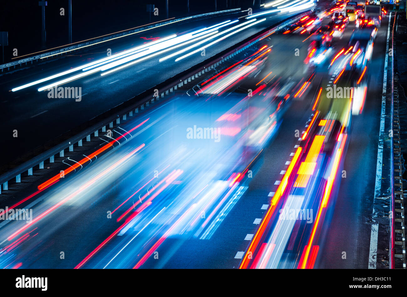 Le trafic de nuit avec des traces floues des voitures Banque D'Images