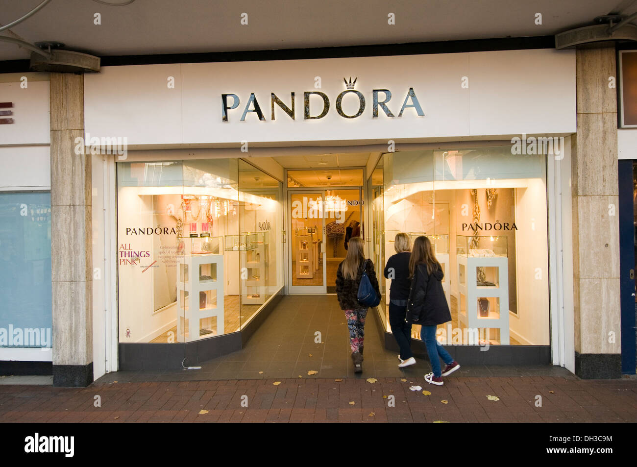 Pandora Bijoux bijoutiers détaillants détaillant détail uk crap high street vente bijoux vente du marché de masse Banque D'Images