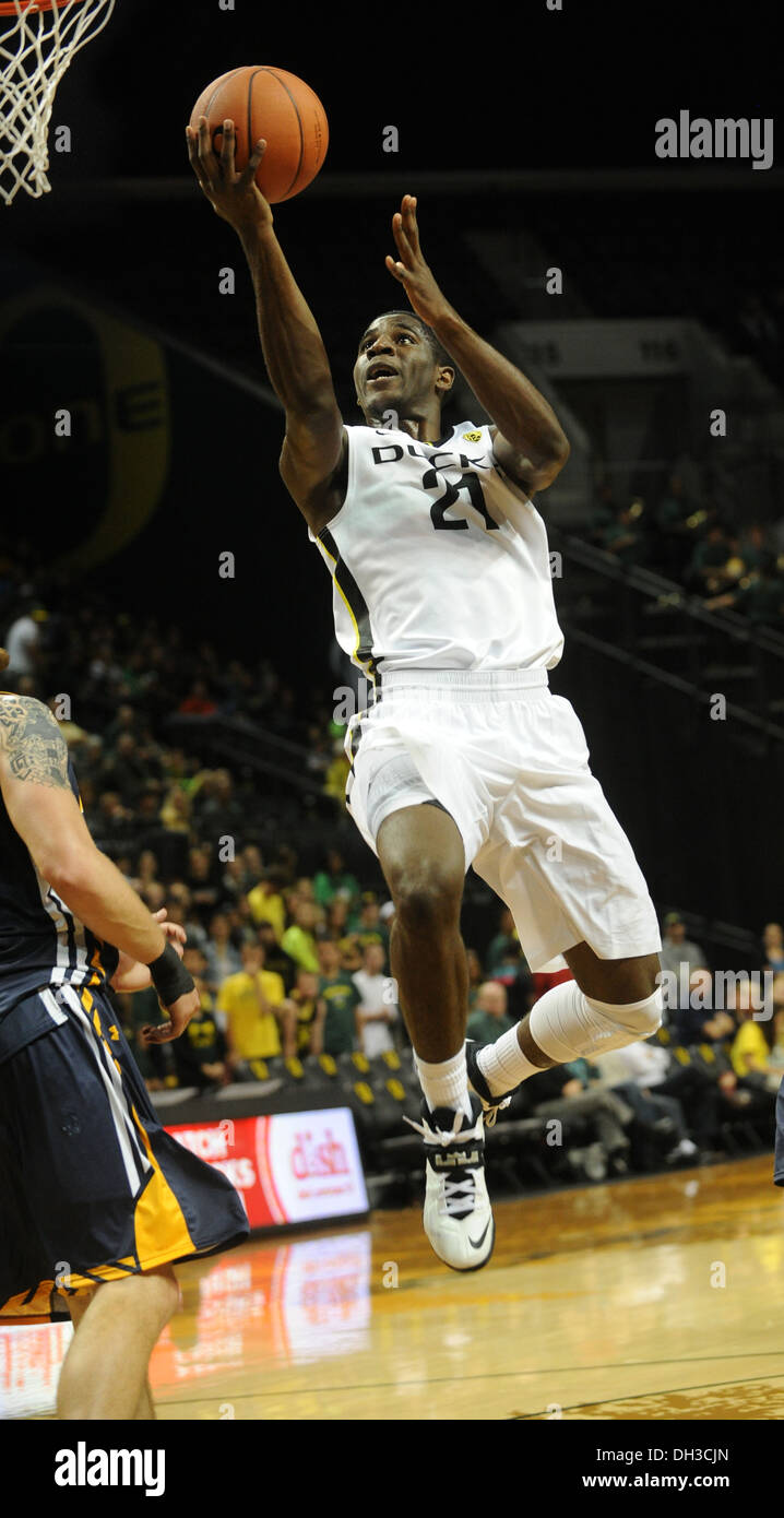 Basket-ball de l'Université de l'Oregon, les canards. Damyen attaques Dotson North Western University diacres panier. Banque D'Images