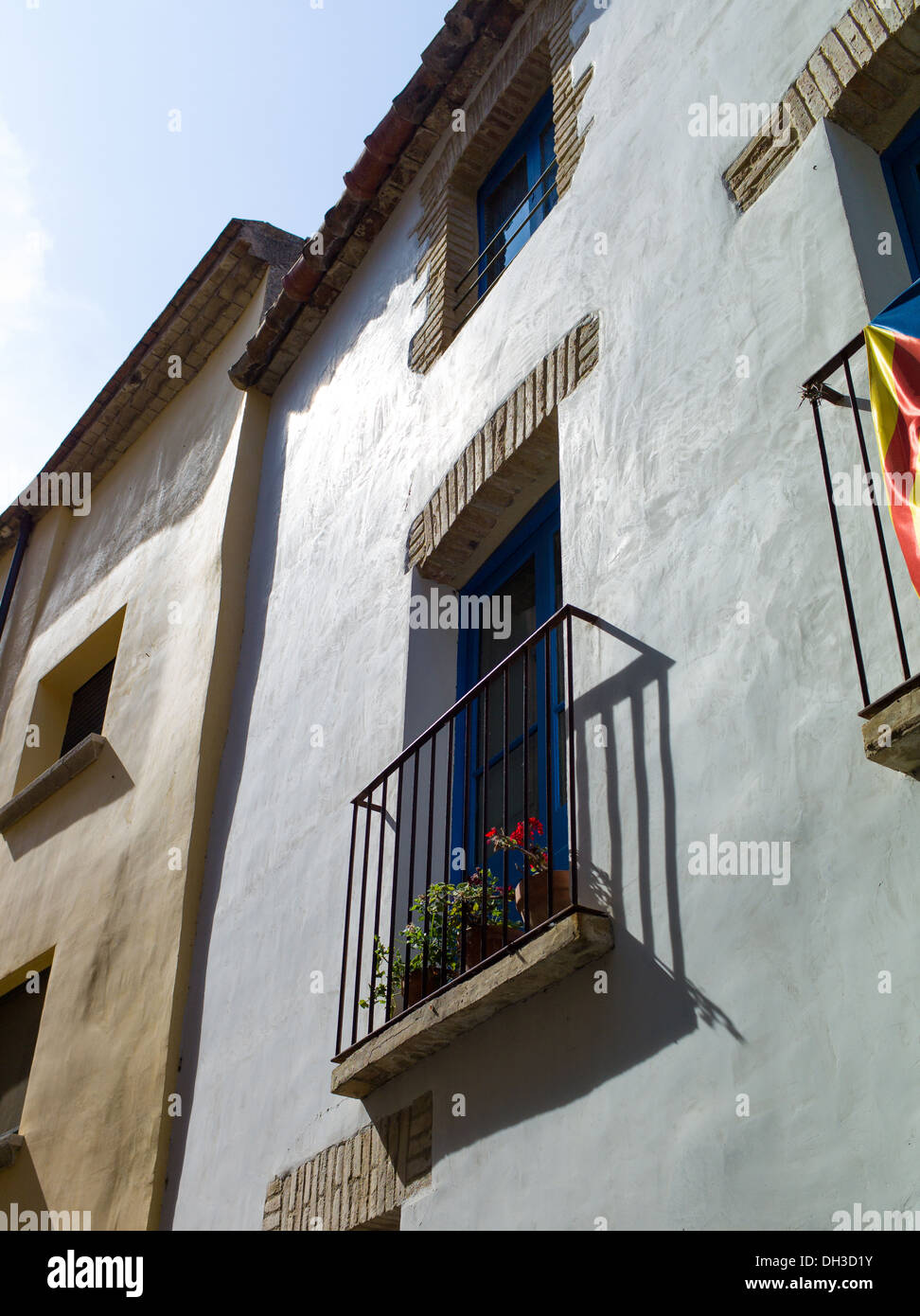Un soleil embrassé balcon traditionnel mur de plâtre, dans la vieille ville de Peralada Banque D'Images