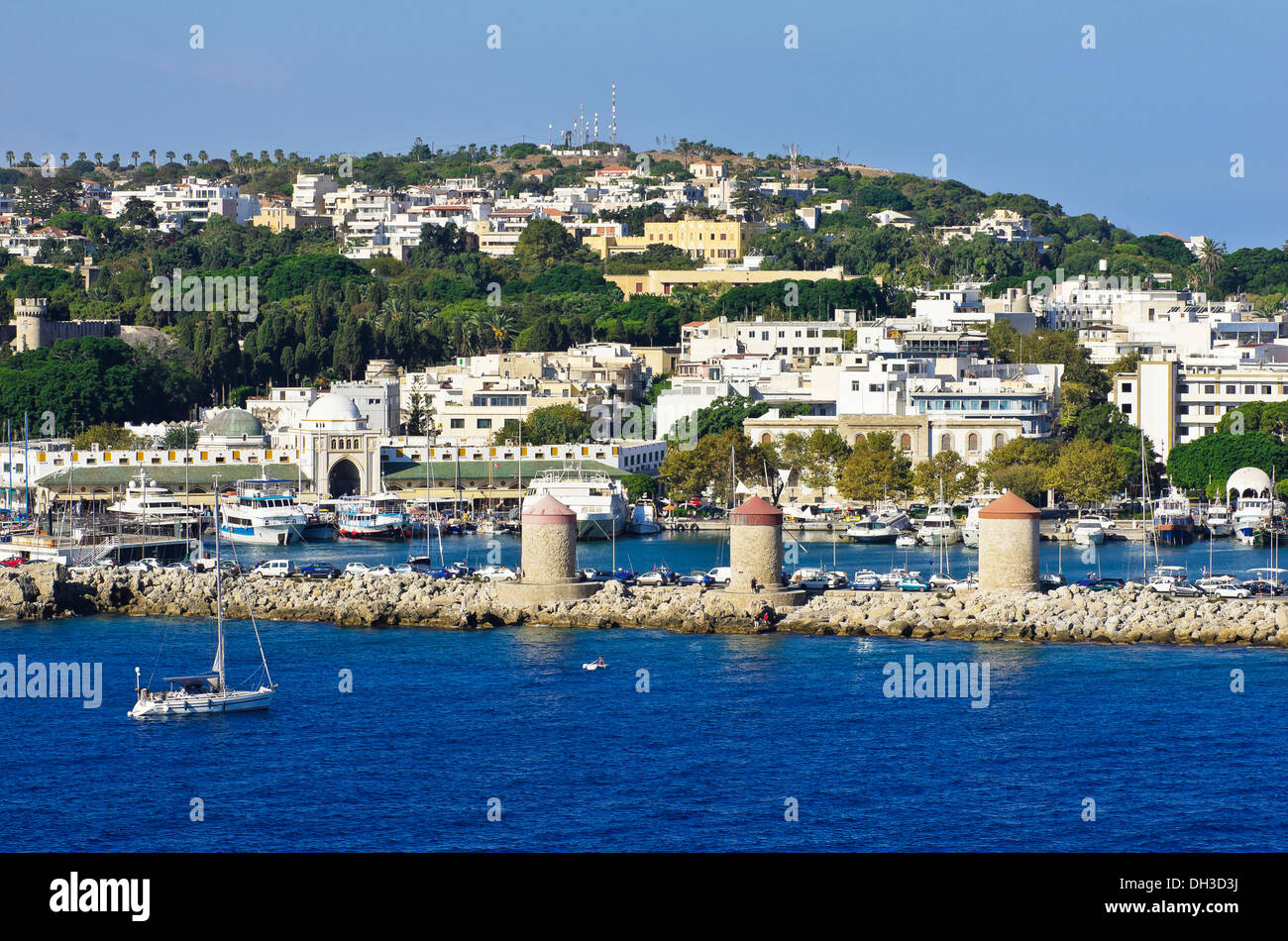 Port de Rhodes, en face de la ville, l'île de Rhodes, Rhodes, Dodécanèse, Grèce Banque D'Images