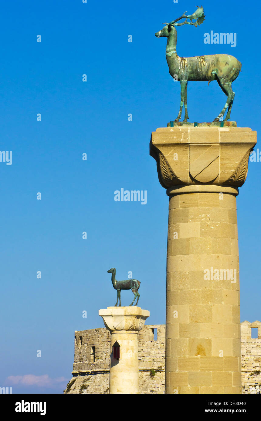 Entrée du port de Rhodes avec Elafos Elafina et sculptures, d'un cerf mâle et une biche sur les colonnes, le port de Mandraki, Rhodes Banque D'Images