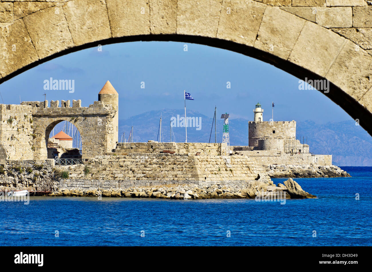 Entrée du port de Rhodes, en face de remparts ou murs de défense, Rhodes, l'île de Rhodes, Dodécanèse, Grèce Banque D'Images