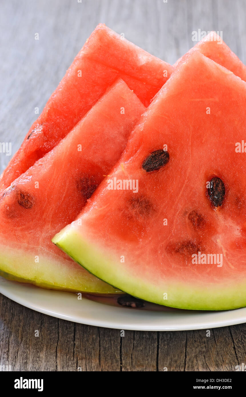 Le melon d'eau sur la table en bois Banque D'Images