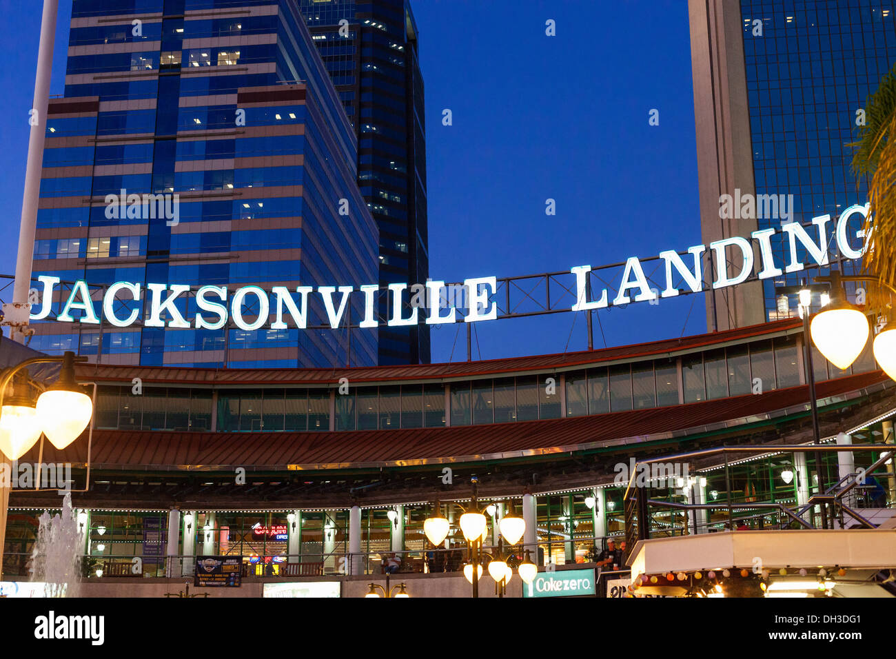 Le Jacksonville Landing, Jacksonville, Florida, USA au crépuscule, centre-ville de Jacksonville Florida sur le front de mer de Johns River.. Banque D'Images