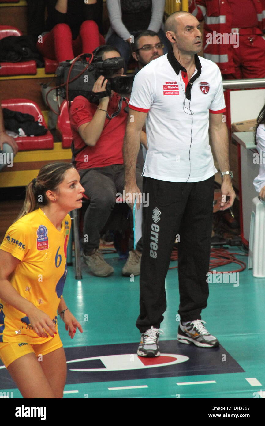 Busto Arsizio, Varese, Italie. Le 29 octobre 2013. La Unendo Yamamay Busto Arsizio - Varese - sortie de la défaite derby italien de la deuxième journée de la CEV, Denizbank 2014 Volley-ball, de la Ligue des Champions contre Prosecco DOC Imoco Conegliano - Treviso -, qui prendra une Palayamamay (3061 spectateurs) avec le résultat de 3-1 Banque D'Images