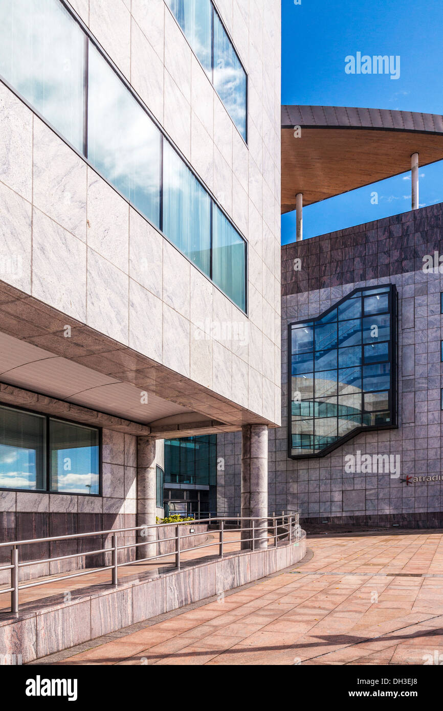 Un immeuble de bureaux modernes, l'AC de Atradius, une société d'assurance-crédit dans la baie de Cardiff, Pays de Galles. Banque D'Images