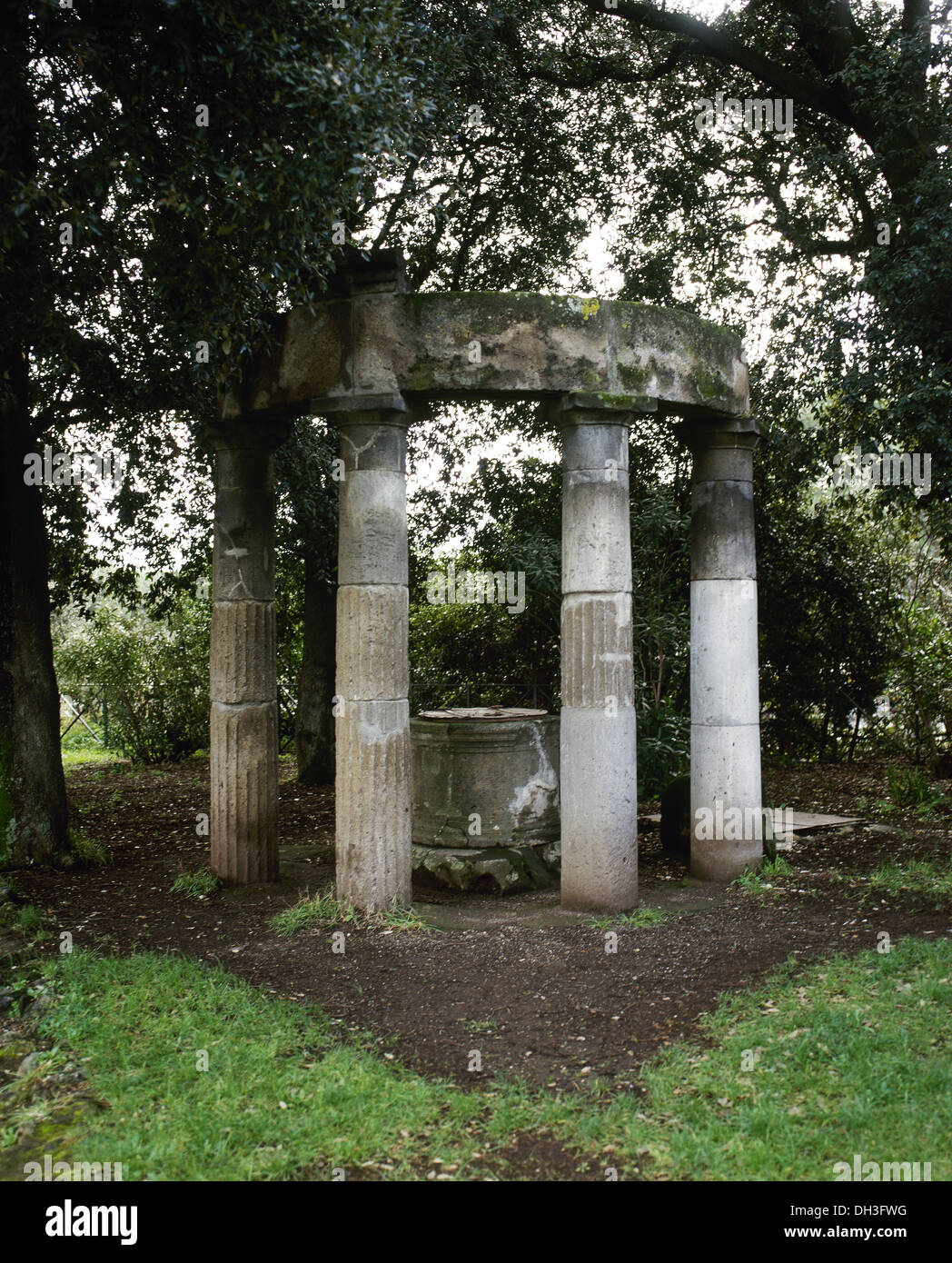L'Italie. Pompéi. Forum triangulaire. Tholos avec puits profond sacré entouré par des colonnes doriques. Parrainé par Numerius Trebius. Banque D'Images