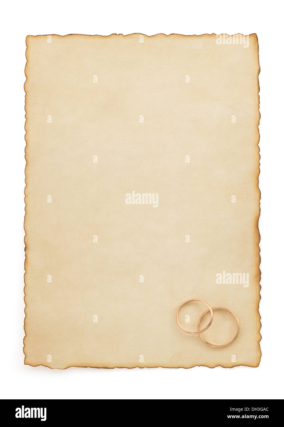 Anneau de mariage et de papiers isolé sur fond blanc Banque D'Images