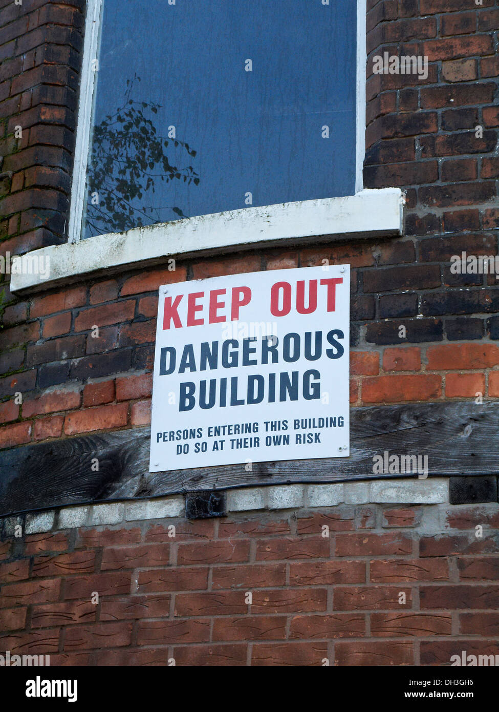 Tenir hors bâtiment dangereux avertissement UK Banque D'Images