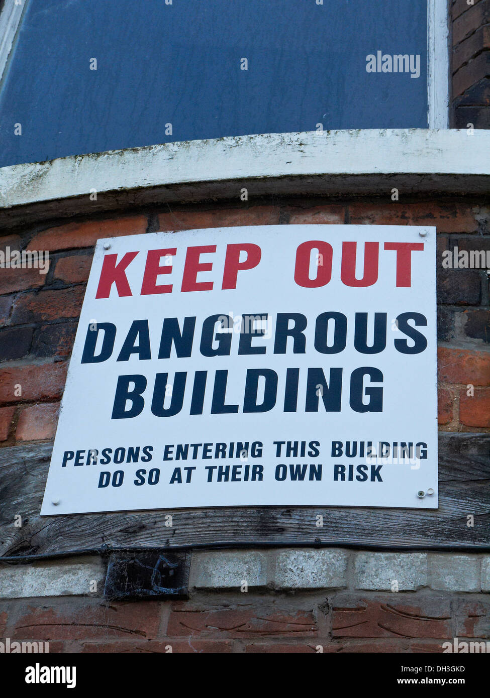 Tenir hors bâtiment dangereux avertissement UK Banque D'Images