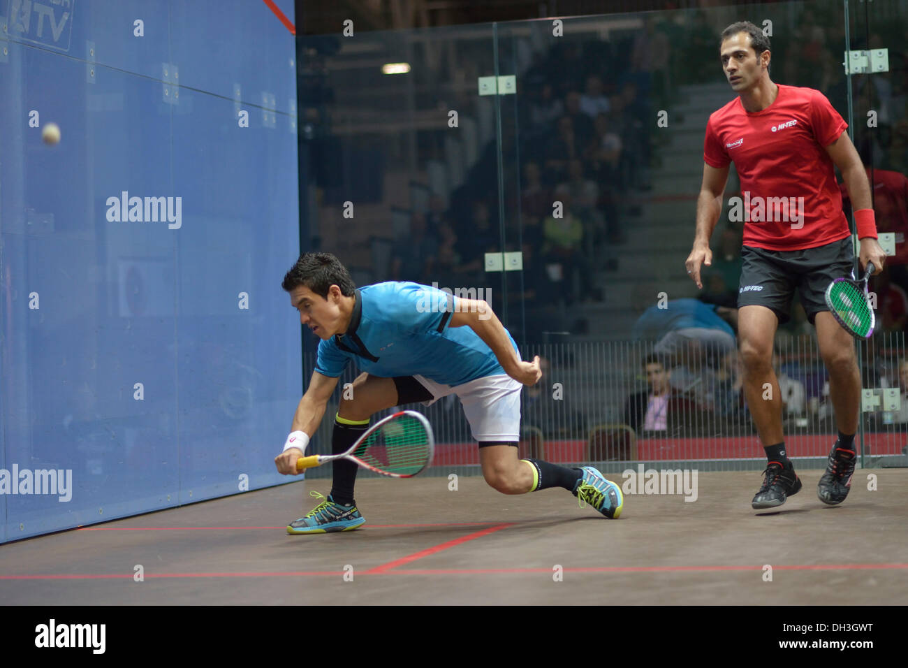 Manchester, UK. 30 octobre 2013. Miguel Angel Rodriguez joue un coup de retour. Huit graines et quatre fois Champion du Monde Amr Shabana (Egypte) se déplace dans les quarts du monde Men's Squash championnat à Sportcity, Manchester, UK en battant Miguel Angel Rodriguez (Colombie) 11-6, 11-5, 11-9 en 37 minutes. Squash Championnat du monde Manchester, UK 30 Octobre 2013 Crédit : John Fryer/Alamy Live News Banque D'Images