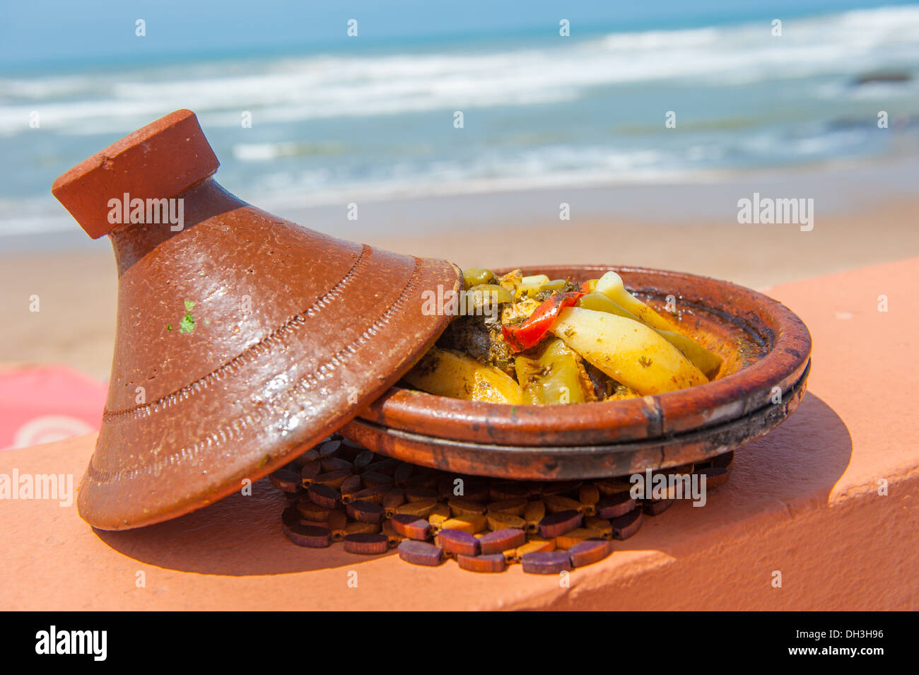 Tajine de poisson, un plat traditionnel marocain Banque D'Images